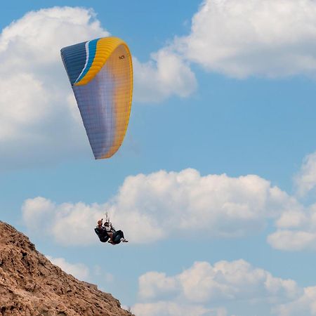 Hotel Al Badayer Retreat By Sharjah Collection Margham Esterno foto Tandem paragliding